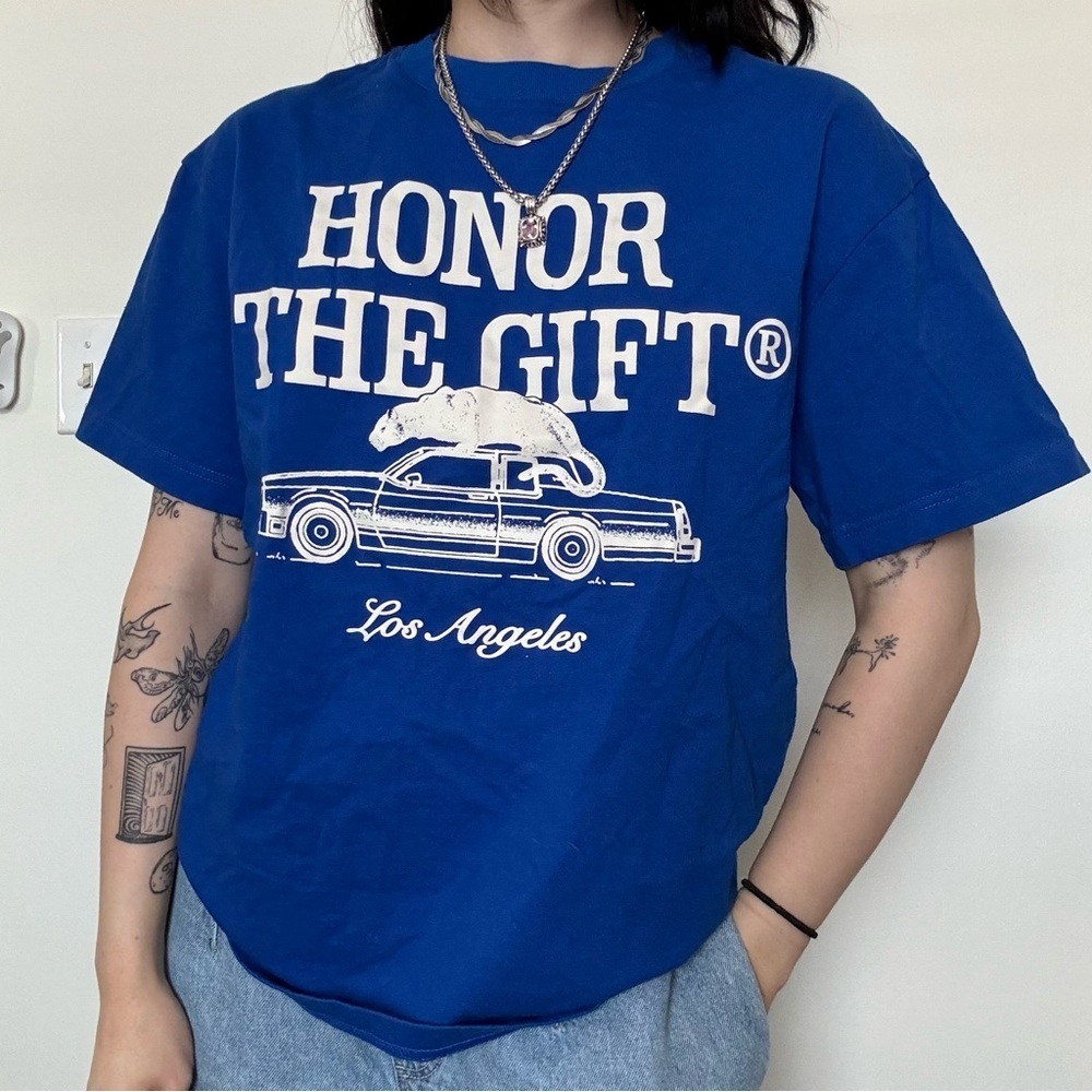 honor the gift blue tee small